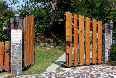 Распашные ворота из дерева с установкой